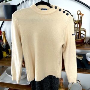 Wool & cashmere sweater with shoulders button detail.